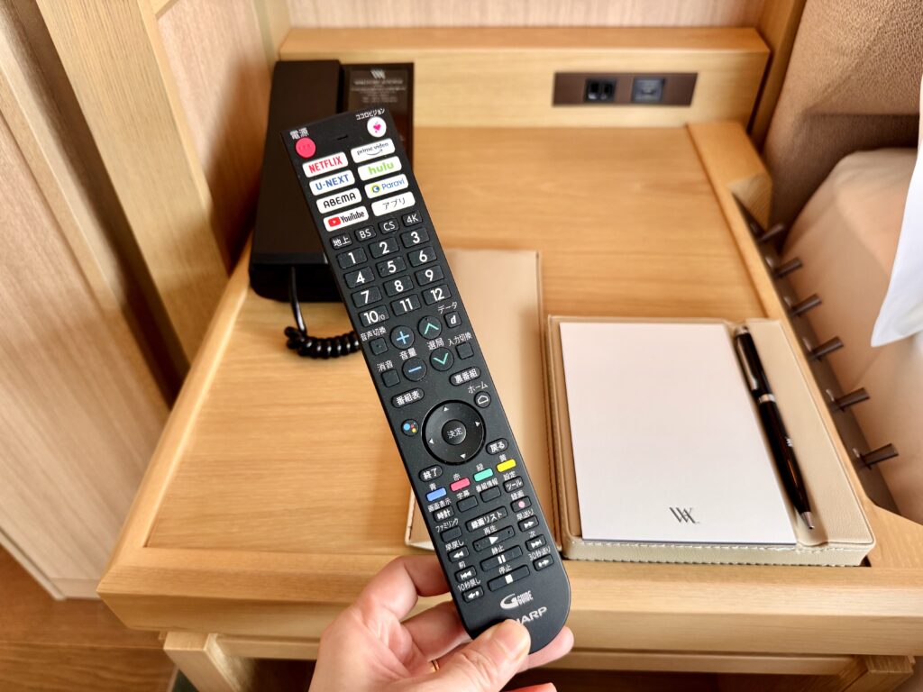 ウォルドーフアストリア大阪 客室 コーナースイート テレビリモコン