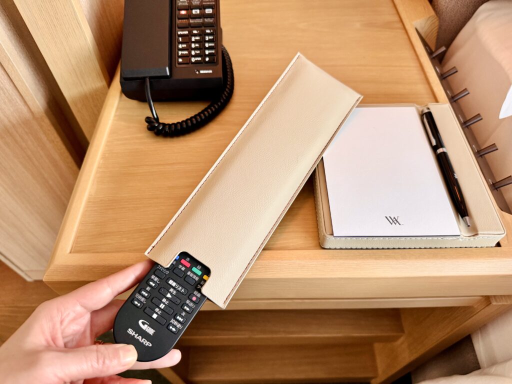ウォルドーフアストリア大阪 客室 コーナースイート テレビリモコン