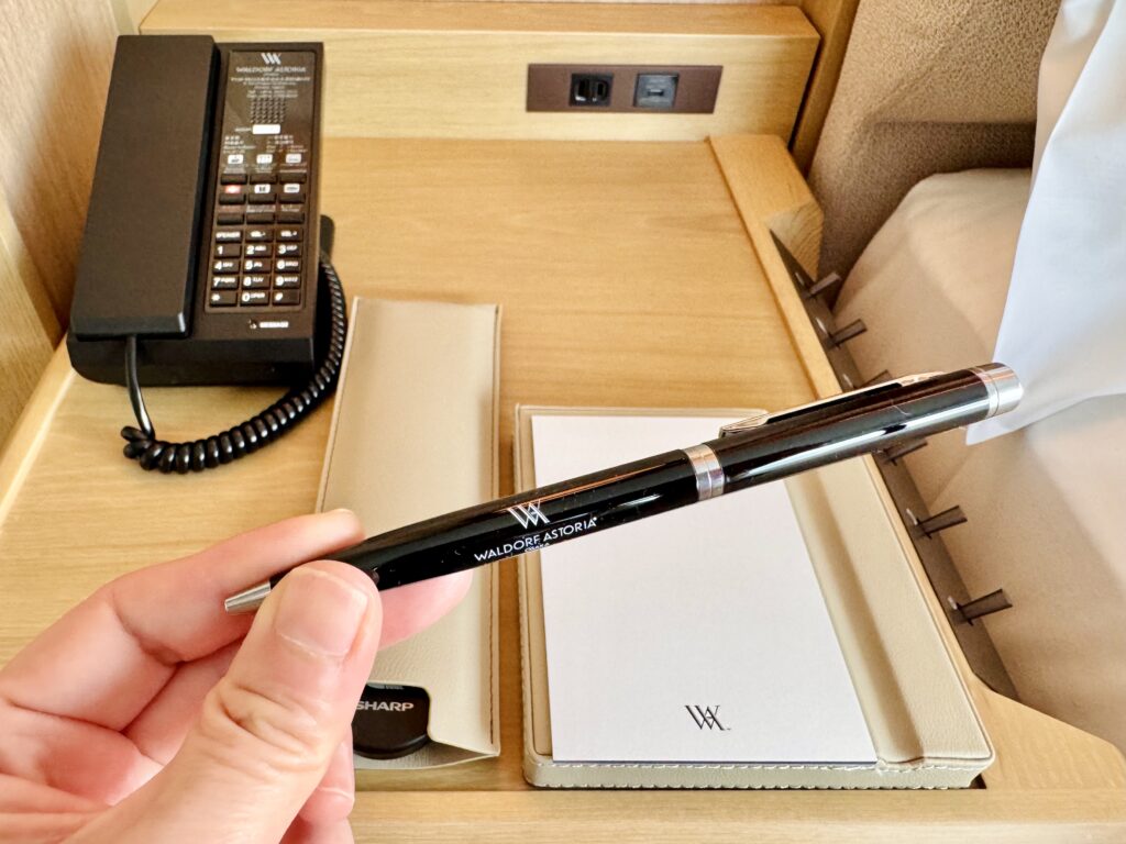 ウォルドーフアストリア大阪 客室 コーナースイート ベッドまわり