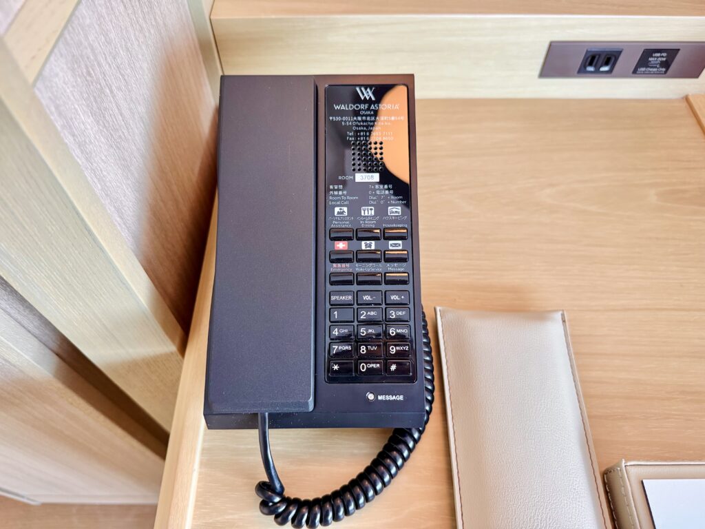 ウォルドーフアストリア大阪 客室 コーナースイート ベッドまわり