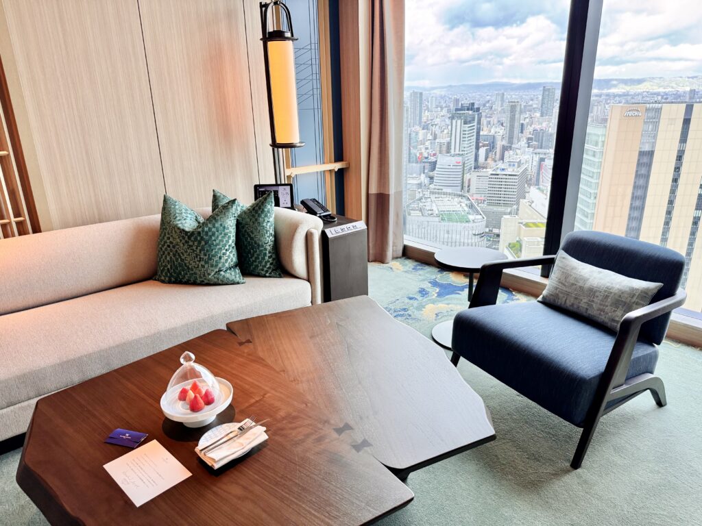 ウォルドーフアストリア大阪 客室 キングコーナースイート ソファ