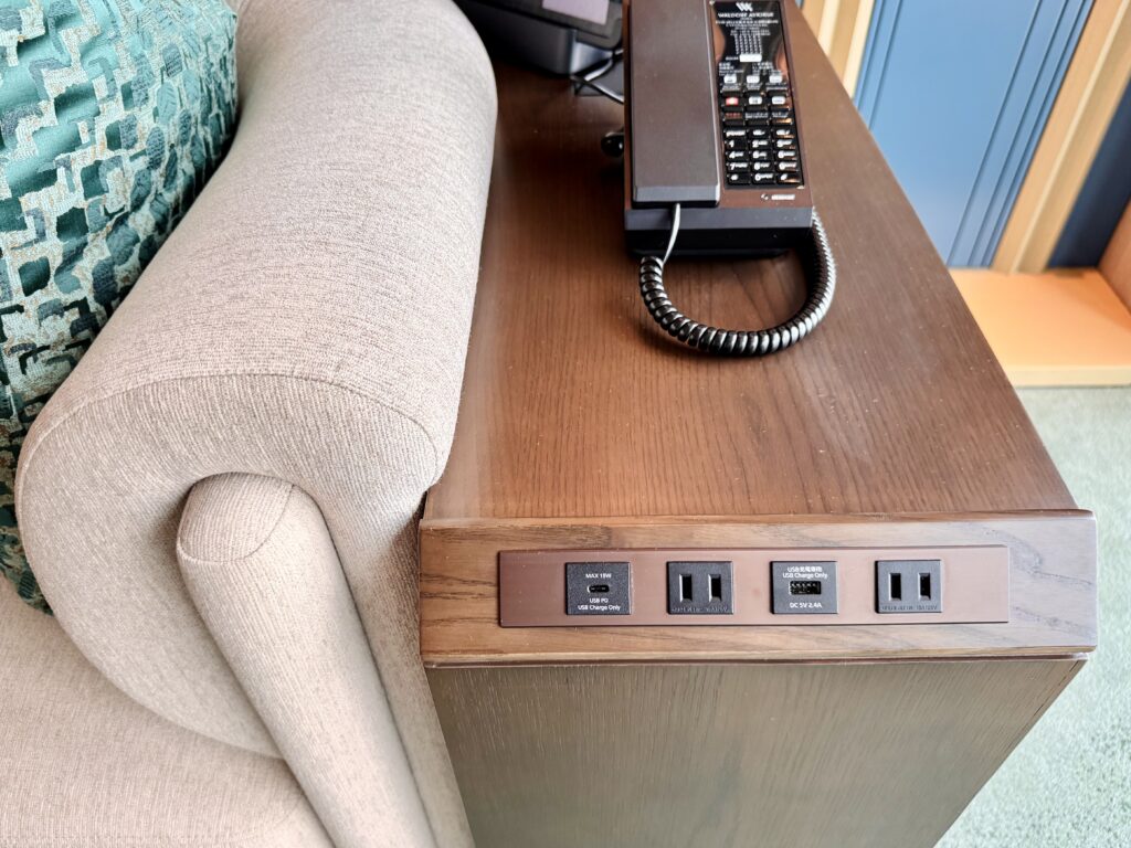 ウォルドーフアストリア大阪 客室 キングコーナースイート ソファまわり