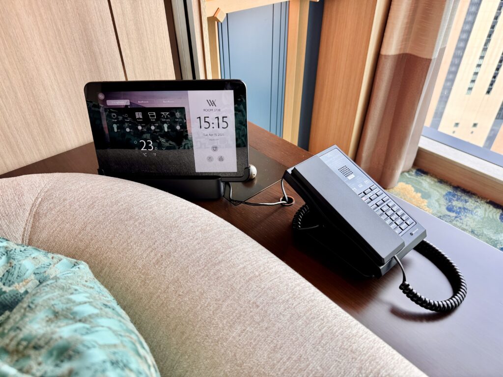 ウォルドーフアストリア大阪 客室 キングコーナースイート ソファまわり