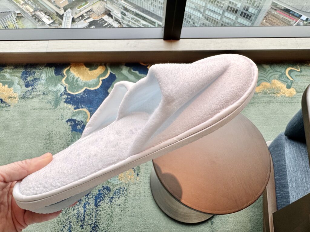 ウォルドーフアストリア大阪 客室 スリッパ