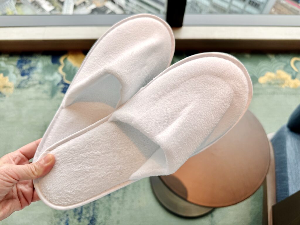 ウォルドーフアストリア大阪 客室 スリッパ