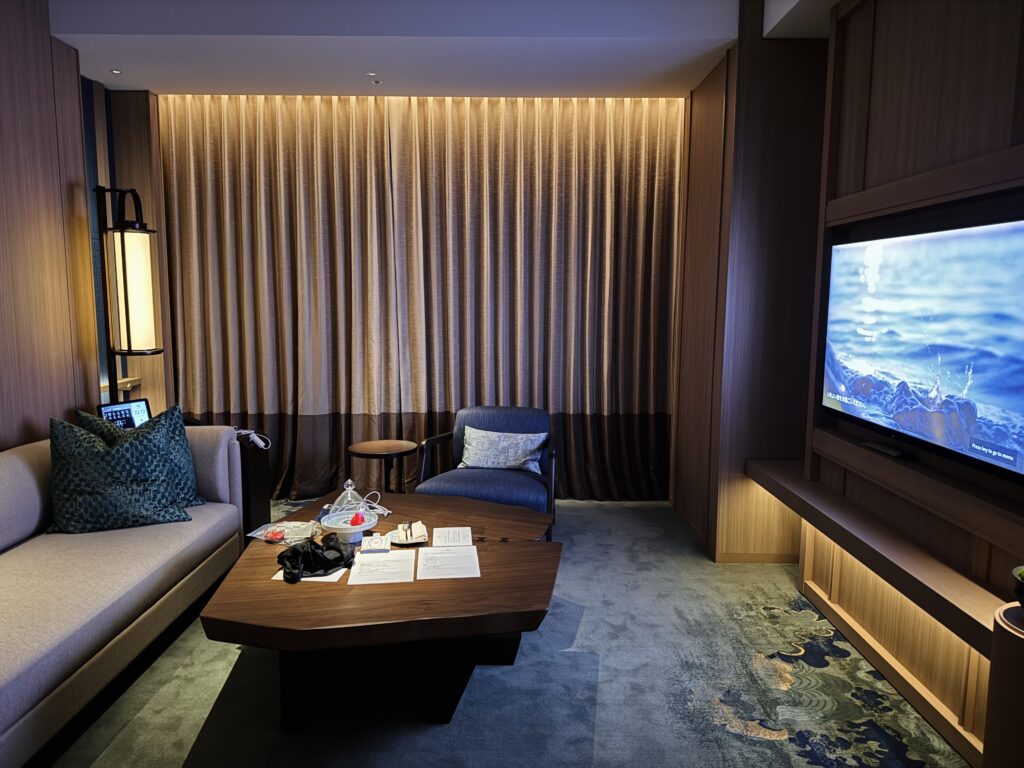 ウォルドーフアストリア大阪 客室 キングコーナースイート ターンダウン