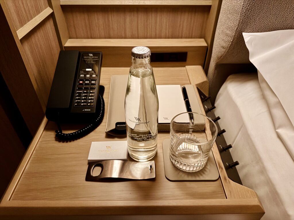 ウォルドーフアストリア大阪 客室 キングコーナースイート ターンダウン