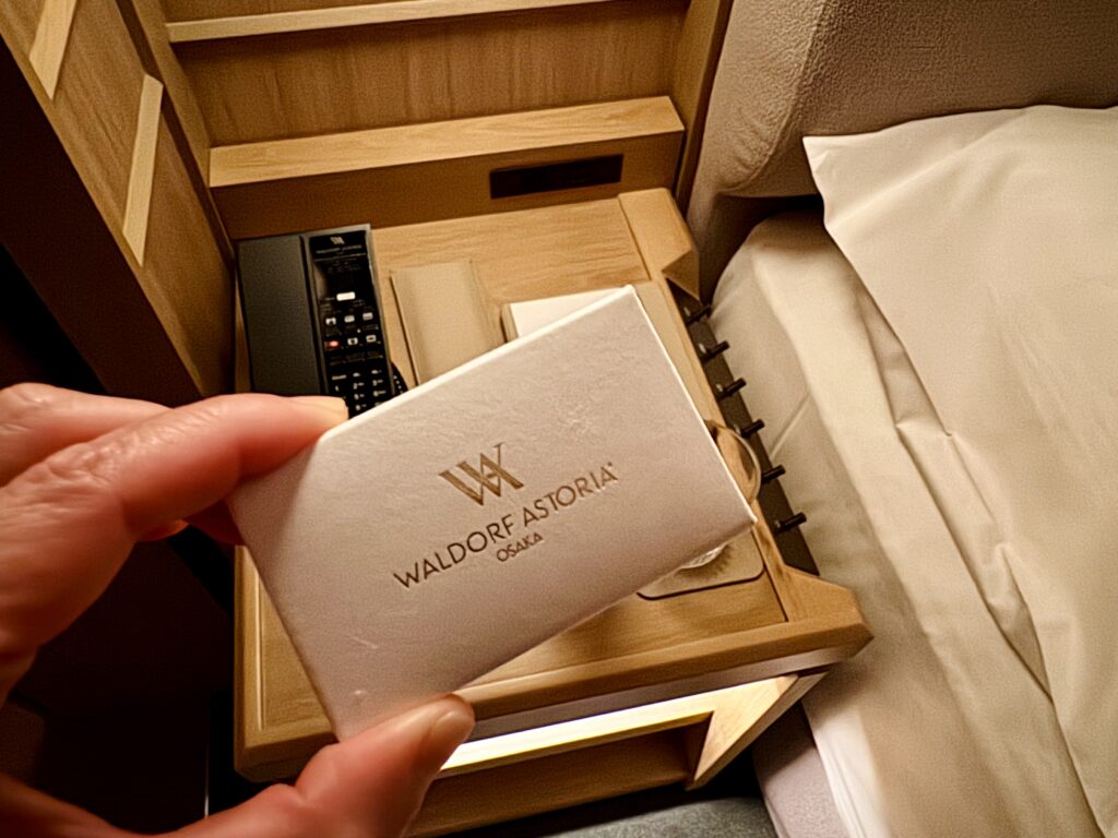 ウォルドーフアストリア大阪 客室 キングコーナースイート ターンダウン