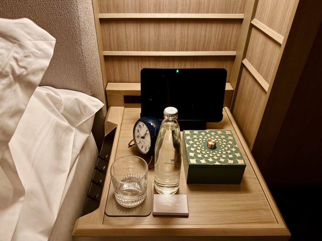 ウォルドーフアストリア大阪 客室 キングコーナースイート ターンダウン