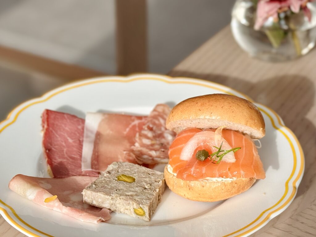 ウォルドーフアストリア大阪 朝食 サーモンベーグル