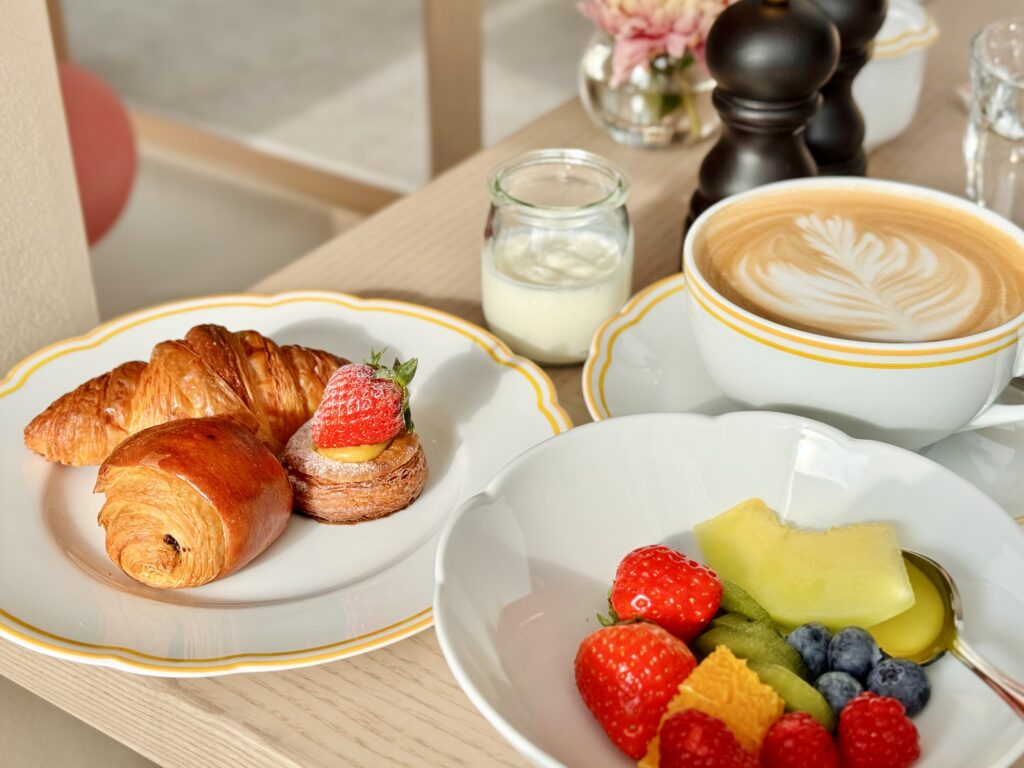 ウォルドーフアストリア大阪 朝食 パン フルーツ カフェラテ