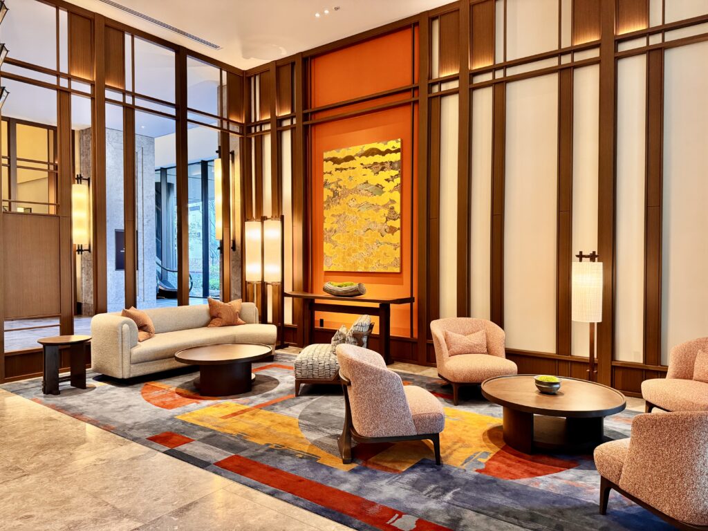 ウォルドーフアストリア大阪 エントランスのソファ