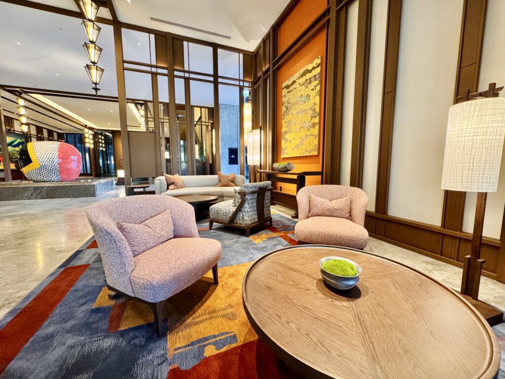 ウォルドーフアストリア大阪 エントランスのソファ