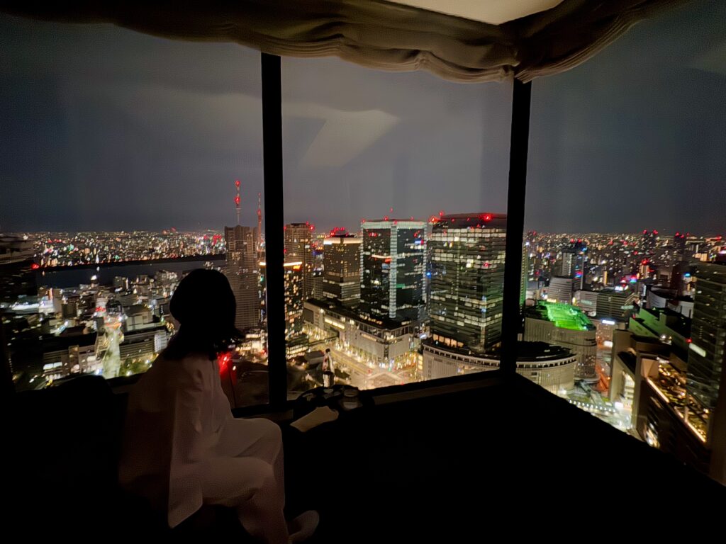 ウォルドーフアストリア大阪 客室 キングコーナースイート 夜景を眺めながら部屋飲み