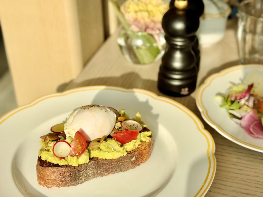 ウォルドーフアストリア大阪 朝食 アボカドトースト