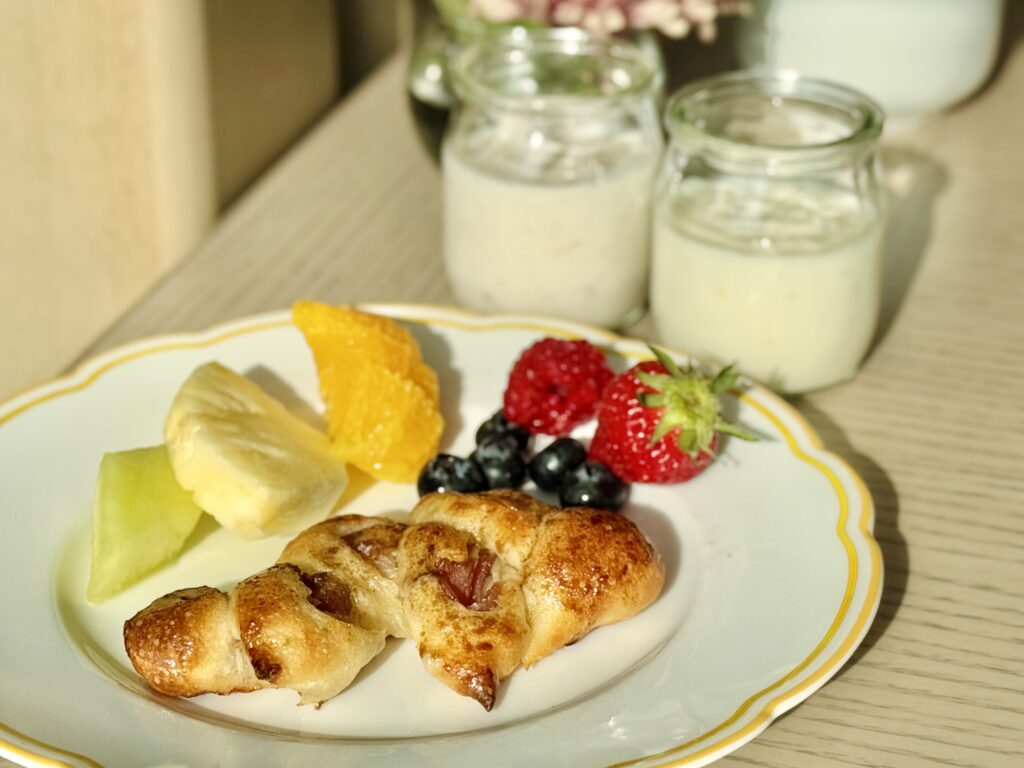 ウォルドーフアストリア大阪 朝食 パンとフルーツ