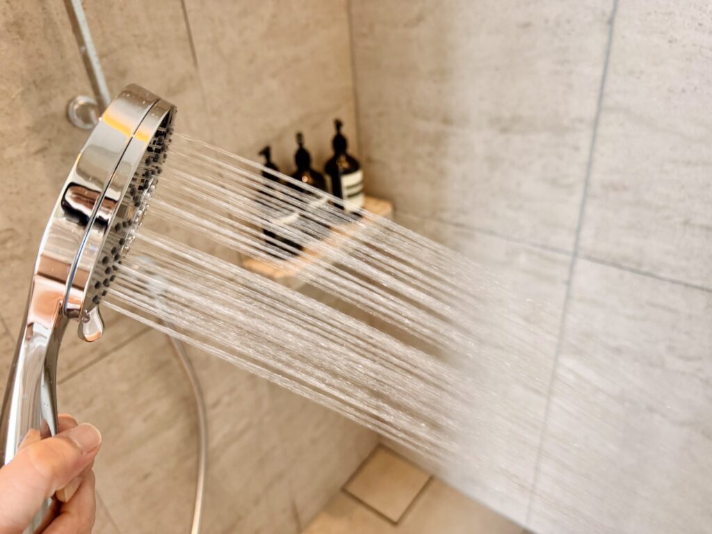 ウォルドーフアストリア大阪 客室 キングコーナースイート シャワールーム