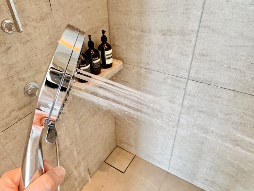 ウォルドーフアストリア大阪 客室 キングコーナースイート シャワールーム