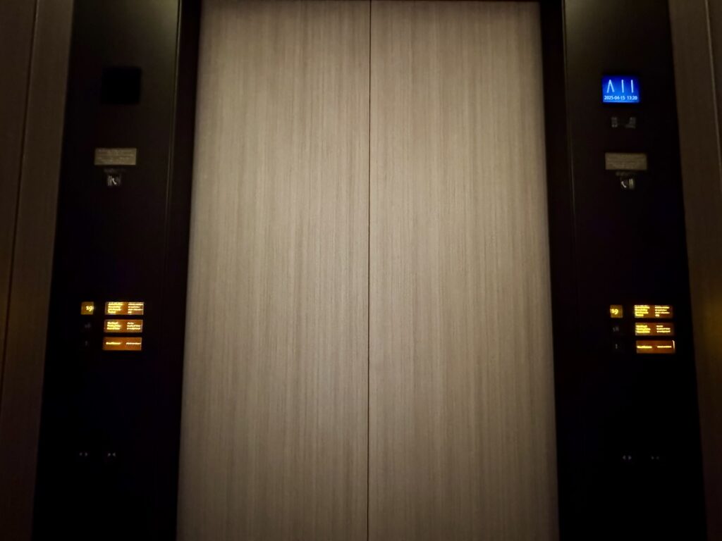 ウォルドーフアストリア大阪 グランドエントランスからのエレベーター