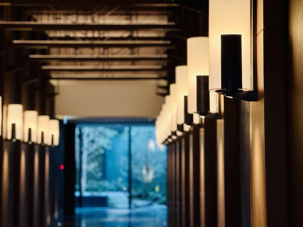ウォルドーフアストリア大阪　共用部の廊下　ライト