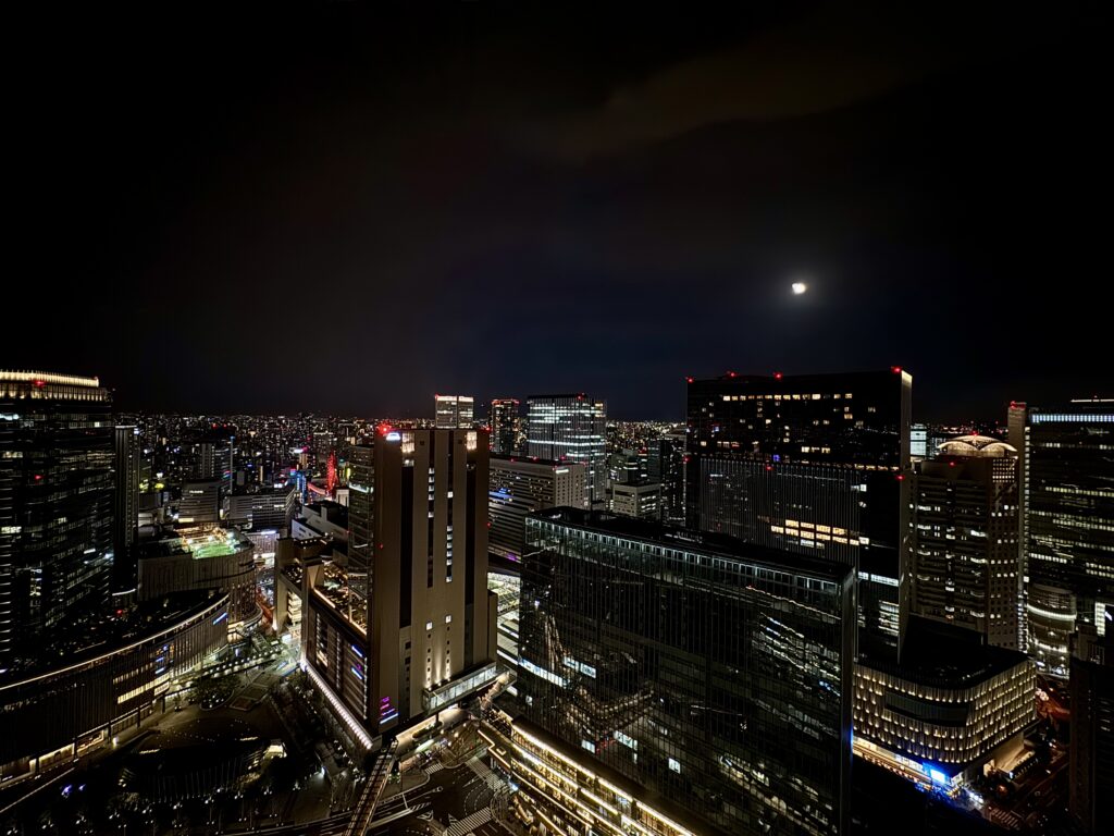 ウォルドーフアストリア大阪 客室 夜景 大阪駅