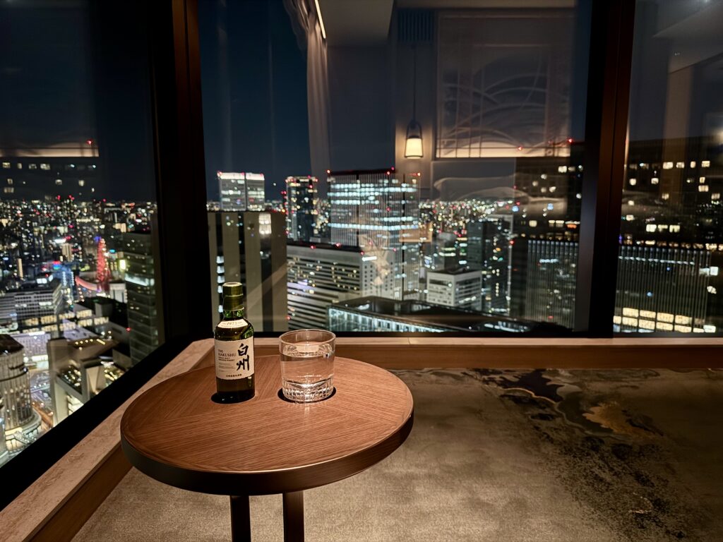 ウォルドーフアストリア大阪 夜景を見ながら部屋飲み