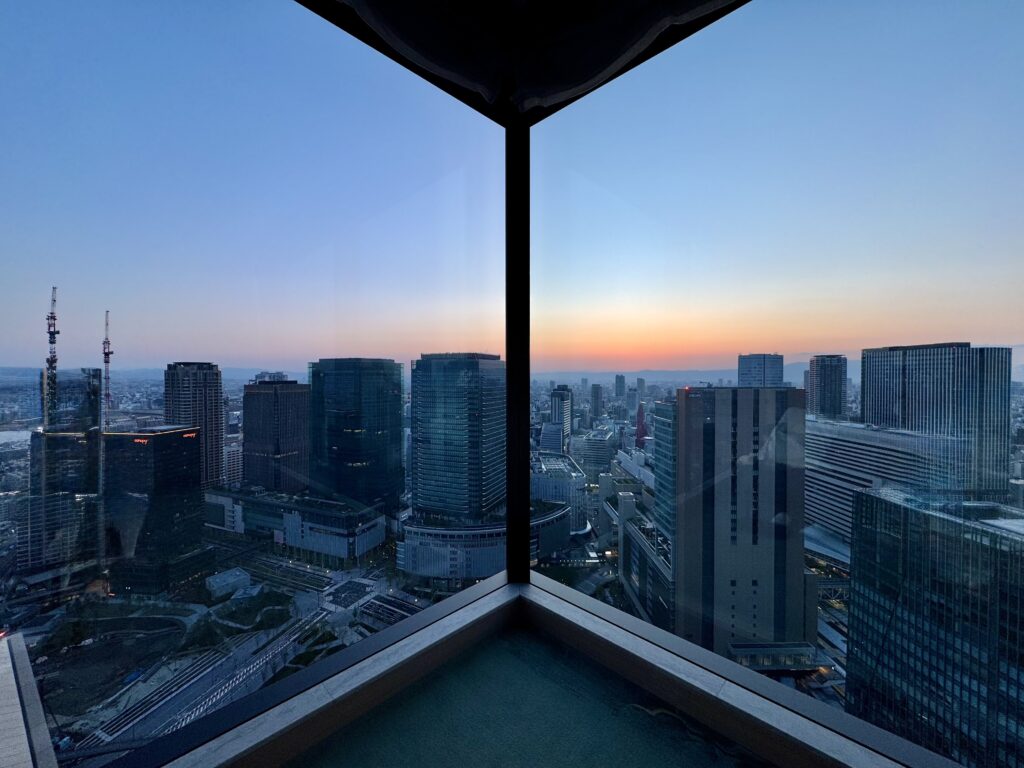 ウォルドーフアストリア大阪 客室 朝焼け