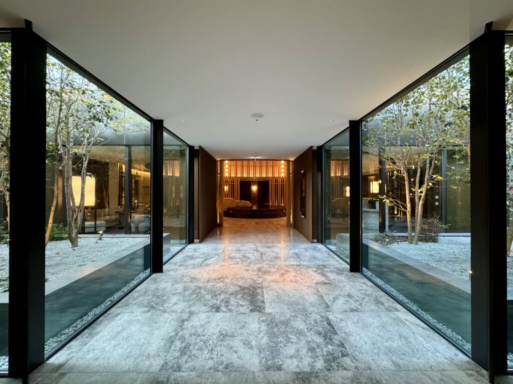 ウォルドーフアストリア大阪 フロントへと続く廊下