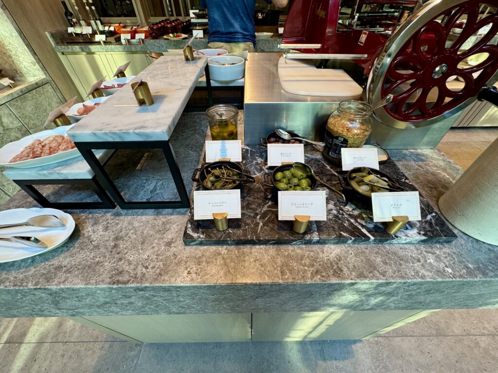 ウォルドーフアストリア大阪 朝食 オリーブ