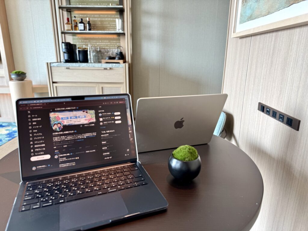 ウォルドーフアストリア大阪 スイートルームのテーブル PC作業