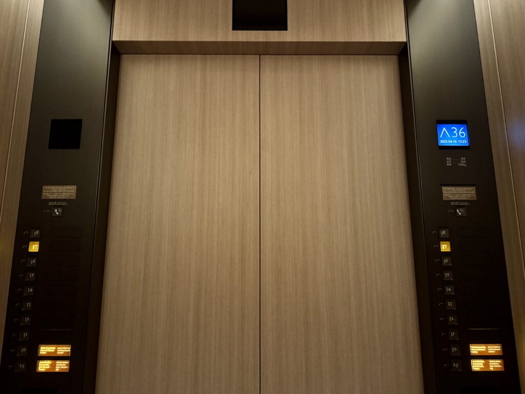 ウォルドーフアストリア大阪 客室階へ向かうエレベーター
