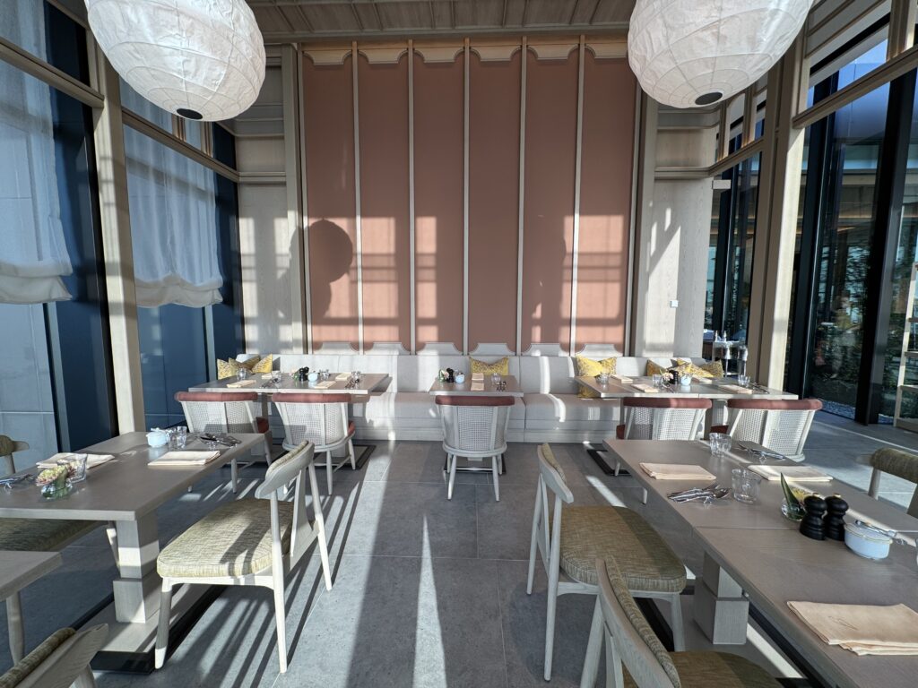 ウォルドーフアストリア大阪 朝食会場 ソファー席