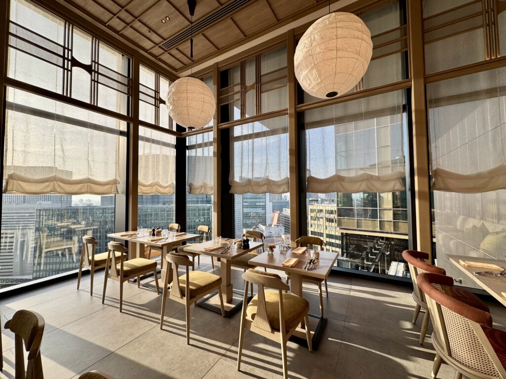 ウォルドーフアストリア大阪 朝食会場 テーブル席