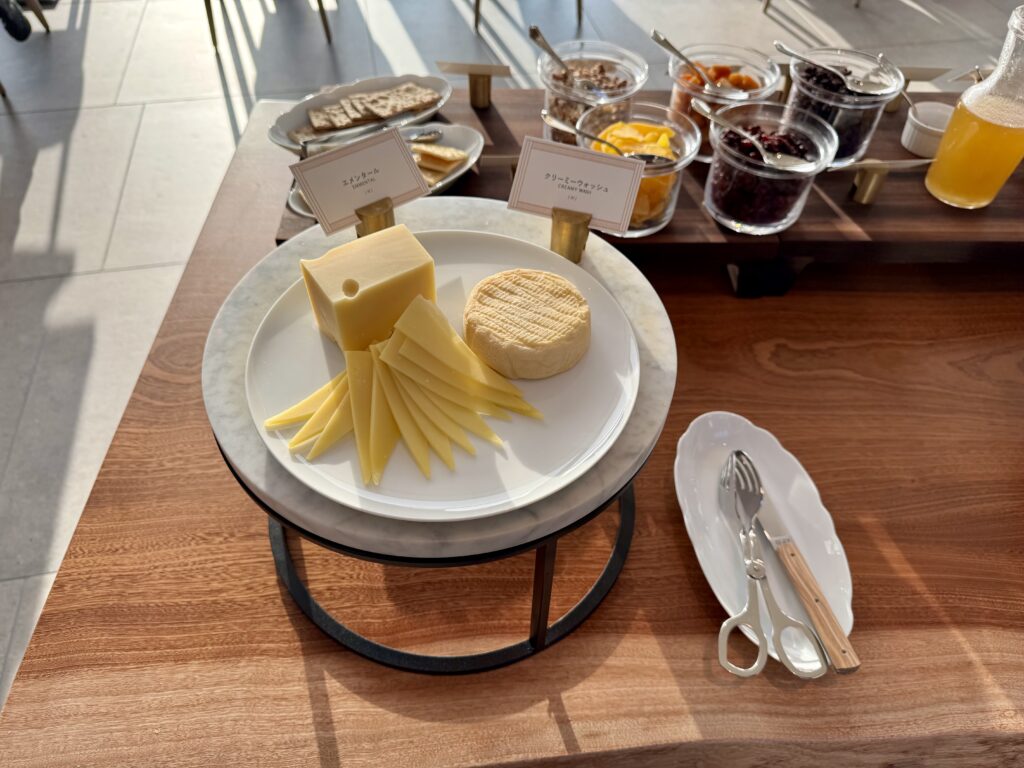 ウォルドーフアストリア大阪 朝食 チーズ