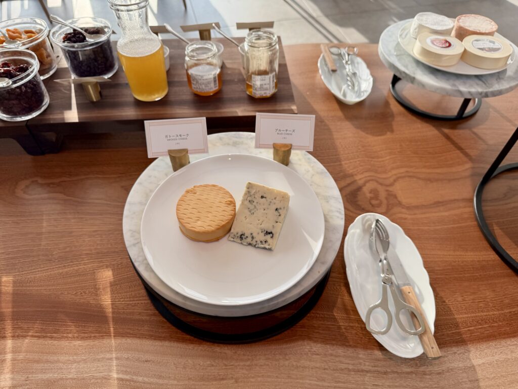 ウォルドーフアストリア大阪 朝食 チーズ
