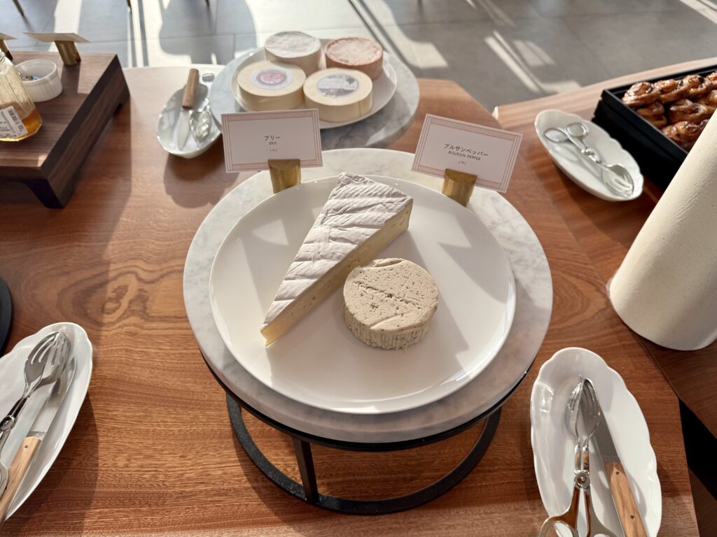 ウォルドーフアストリア大阪 朝食 チーズ