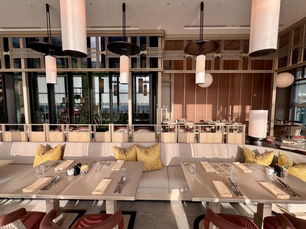 ウォルドーフアストリア大阪 朝食会場 ソファー席