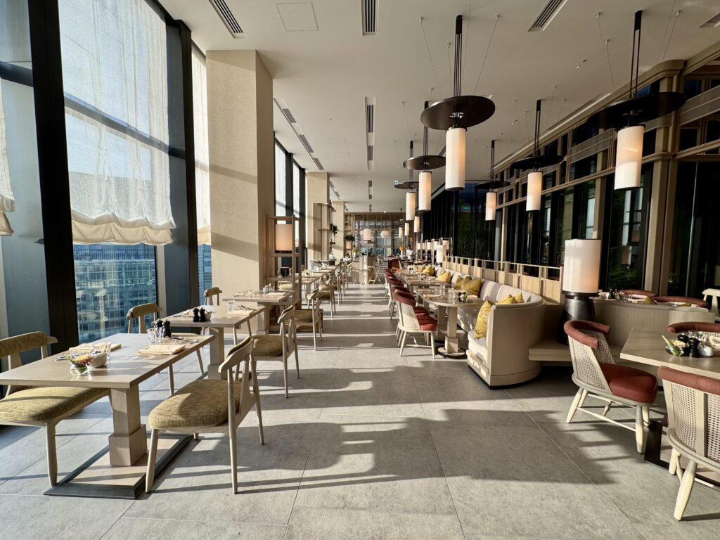 ウォルドーフアストリア大阪 朝食会場 全体の様子