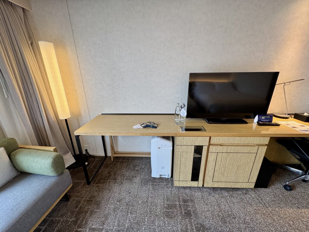 ダブルツリーbyヒルトン東京有明 テレビ デスク