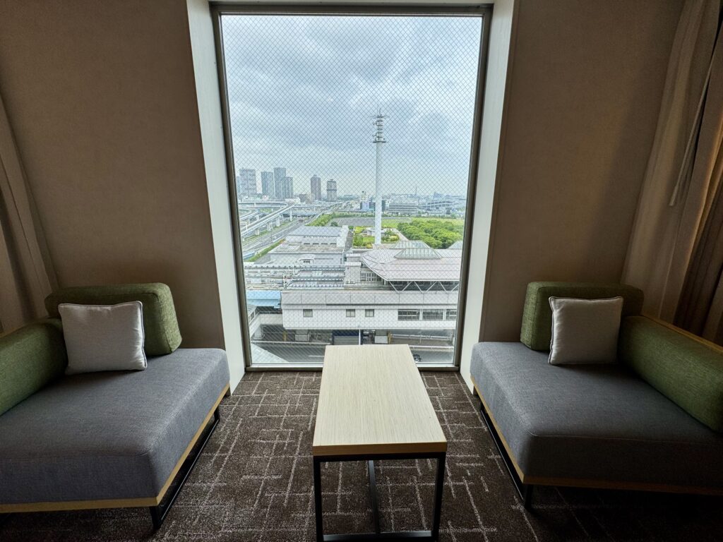 ダブルツリーbyヒルトン東京有明 窓側のソファテーブル