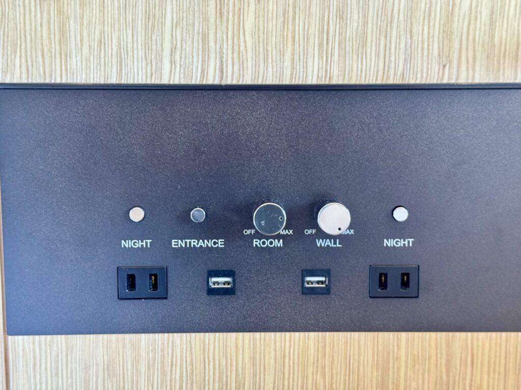 ダブルツリーbyヒルトン東京有明 ベッドサイド照明 電源