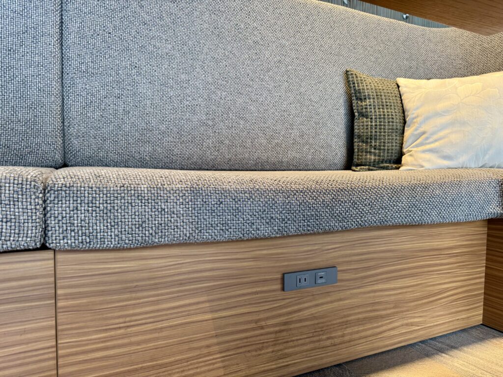 ダブルツリーbyヒルトン東京有明 Brew33ラウンジ 電源