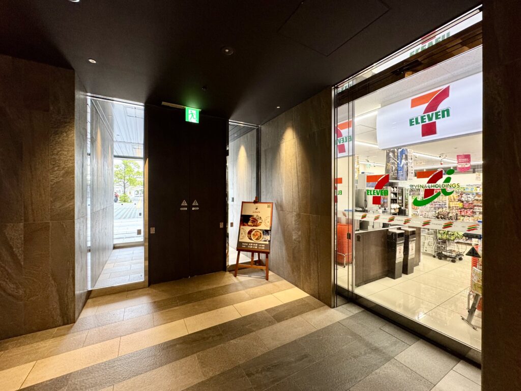 ダブルツリーbyヒルトン東京有明 セブンイレブン 入口