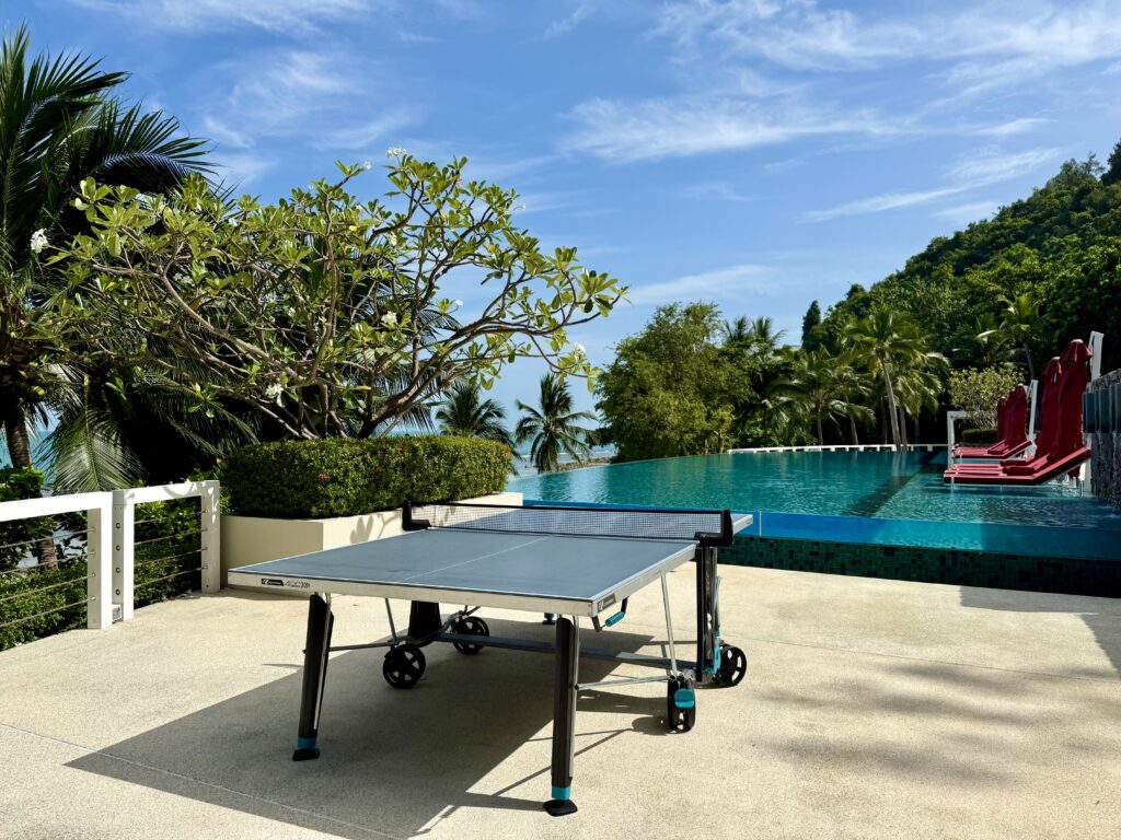 コンラッドコサムイにある卓球台とメインプール