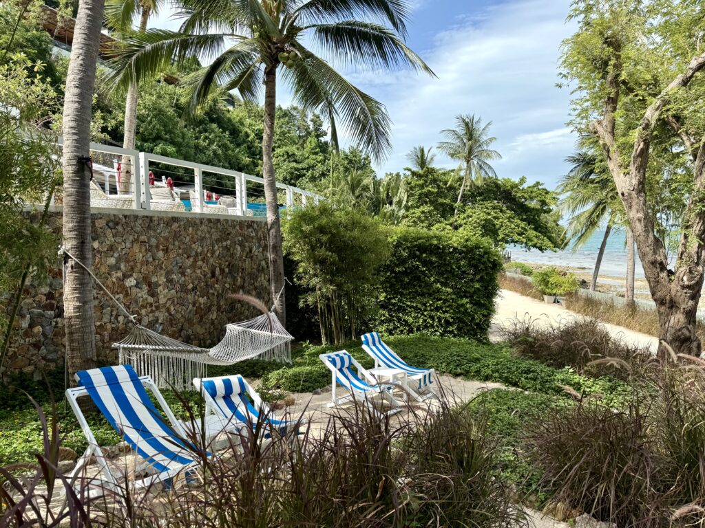 コンラッドコサムイ プライベートビーチ近くのハンモック