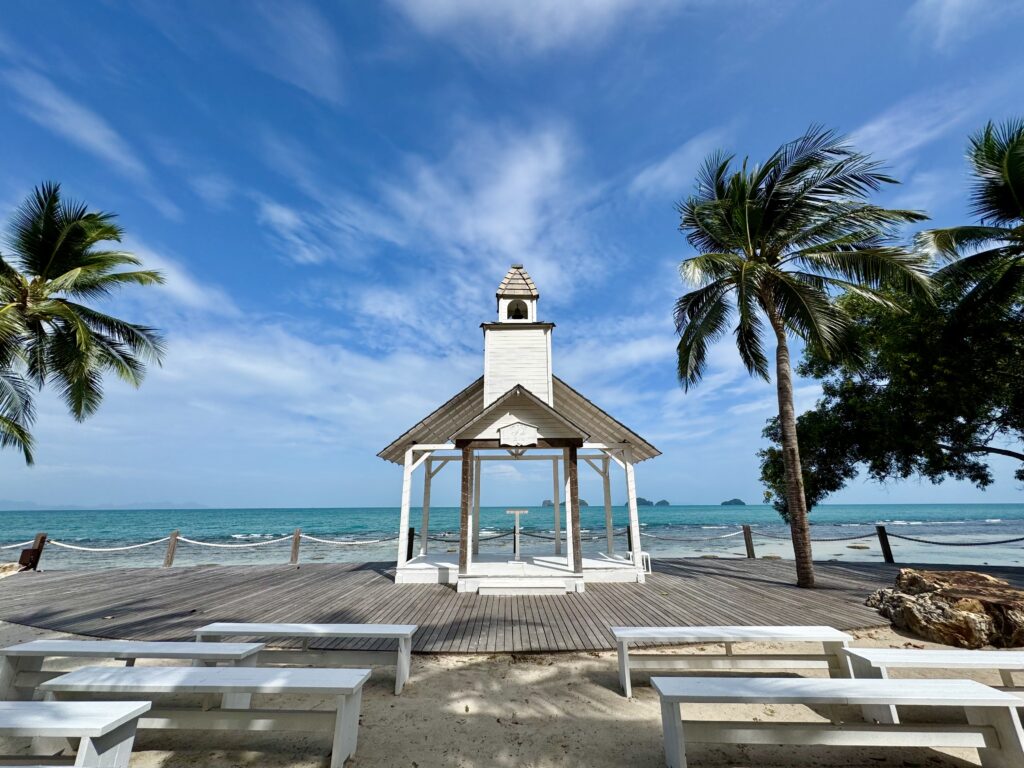 コンラッドコサムイのビーチ沿にあるチャペル