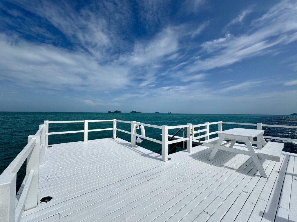 コンラッドコサムイにある白い桟橋の先にあるテーブルと海