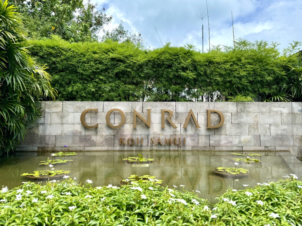 コンラッドコサムイのエントランスにあるブランドロゴ