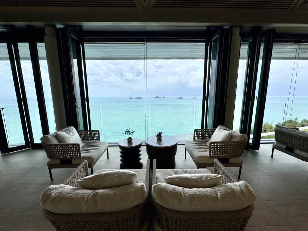 コンラッドコサムイ アライバルロビーのソファと景色