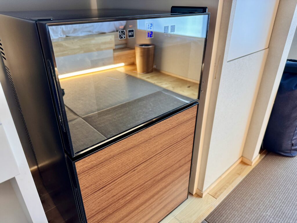 BLANC FUJI Suite Villa 畳スペース付客室 ミニバーエリアのワインセラー付冷蔵庫
